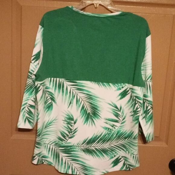 4@30.00 or 20.00 LADIES Top by 𝅺KAHANS EARTHLY - Picture 2 of 12